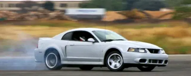 ford_mustang_gt_cobra_drifting-640x394